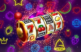 မြန်မာနိုင်ငံတွင် ဘောလုံးပွဲကြည့်ရင်း live betting ကစားနေသောပုံ